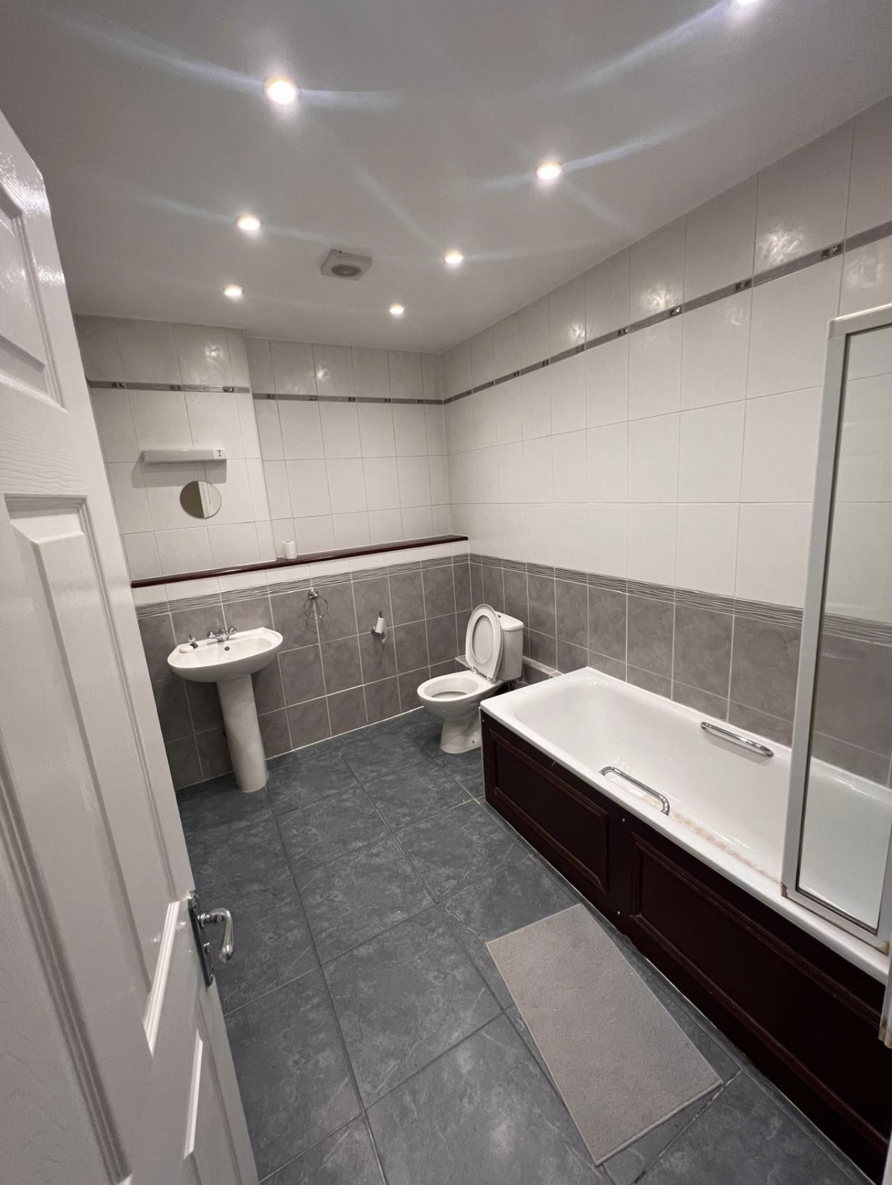 A bathroom in a house that a universal credit or DSS or PIP recipient room they rented out was with