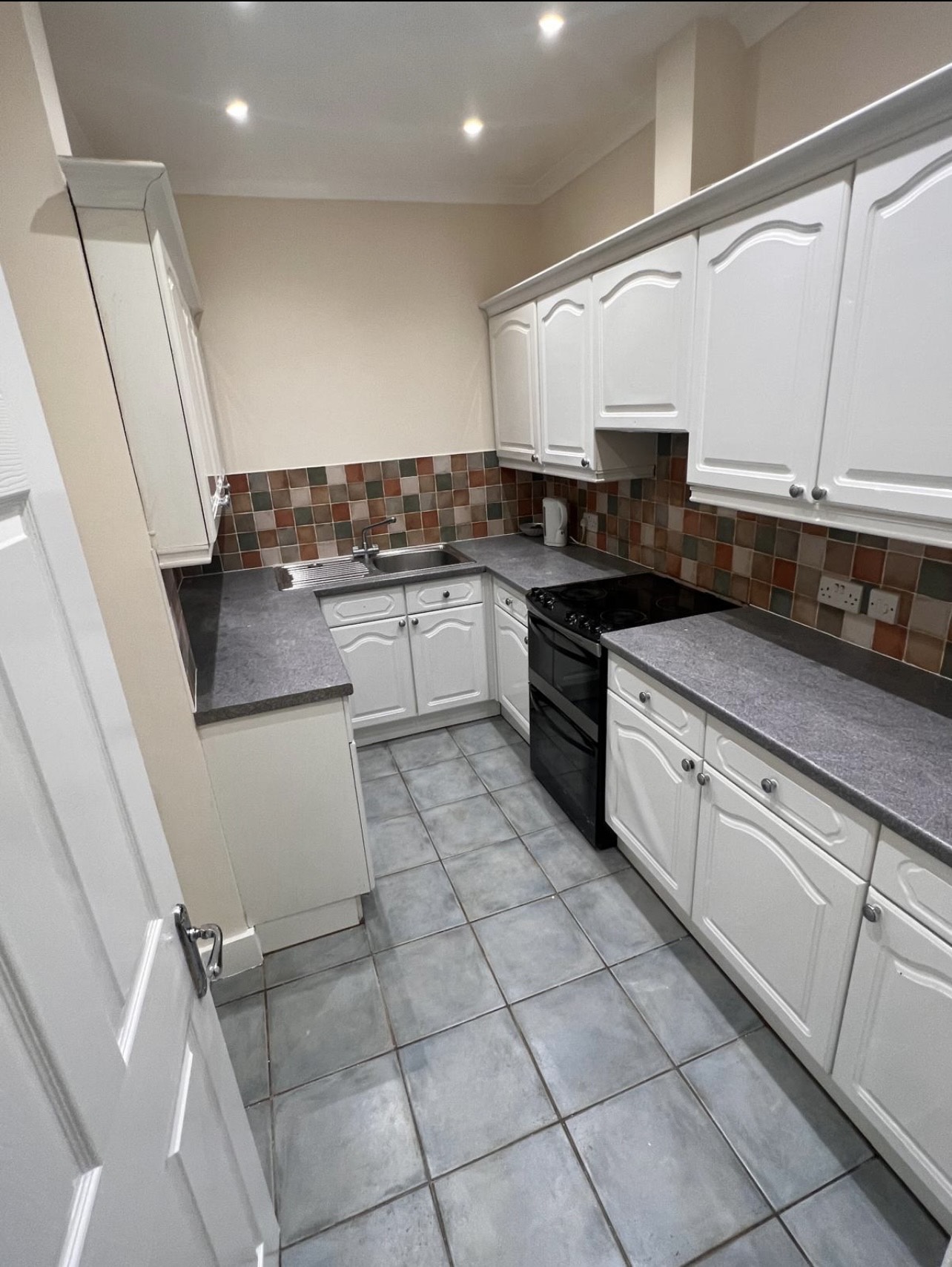 A nice clean kitchen with everything you need in one of our houses where DSS universal credit recipients rented a room in